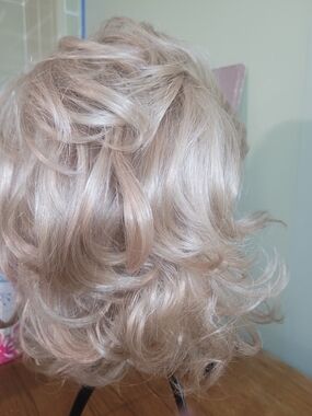 Natural Light Blonde Short Curly Women's Wig - Lightweight Everyday Style